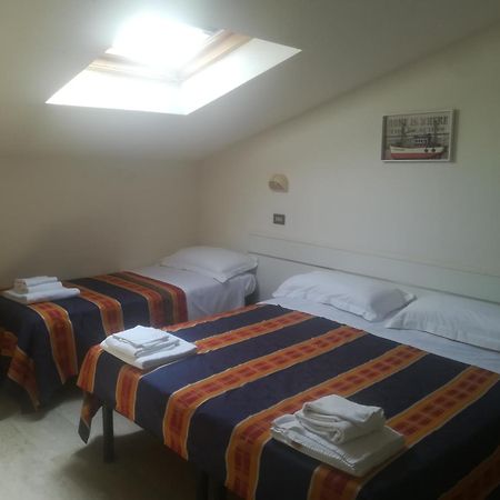 Hotel Derna Виареджо Экстерьер фото