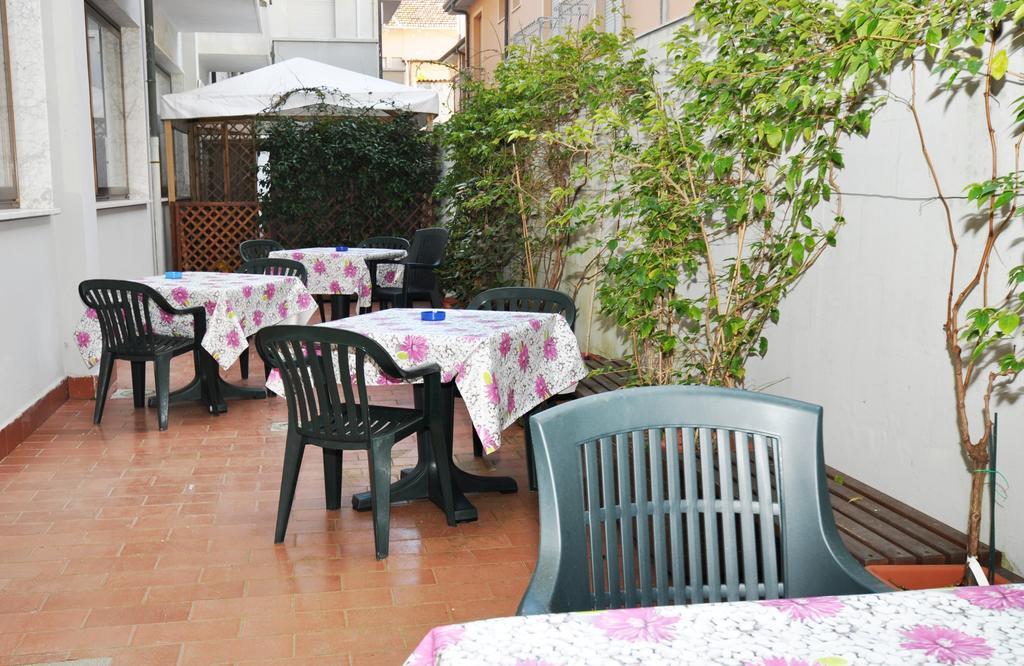 Hotel Derna Виареджо Экстерьер фото
