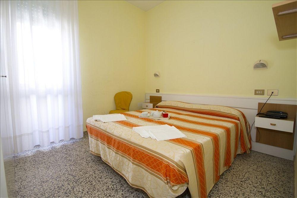 Hotel Derna Виареджо Экстерьер фото