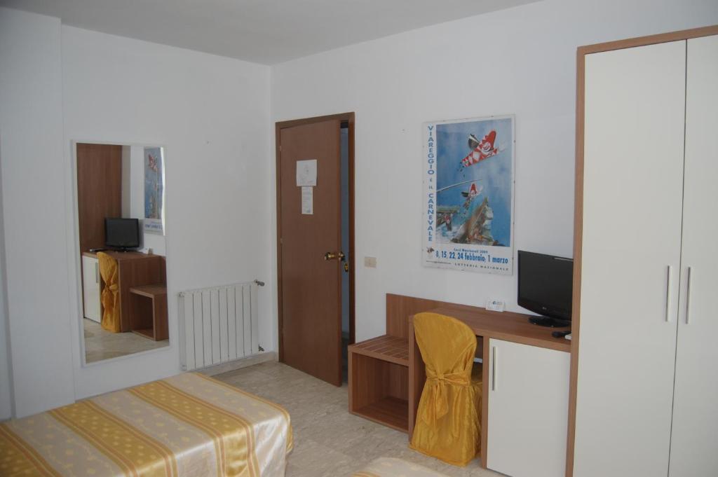 Hotel Derna Виареджо Экстерьер фото