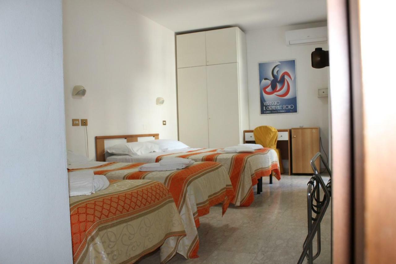 Hotel Derna Виареджо Экстерьер фото
