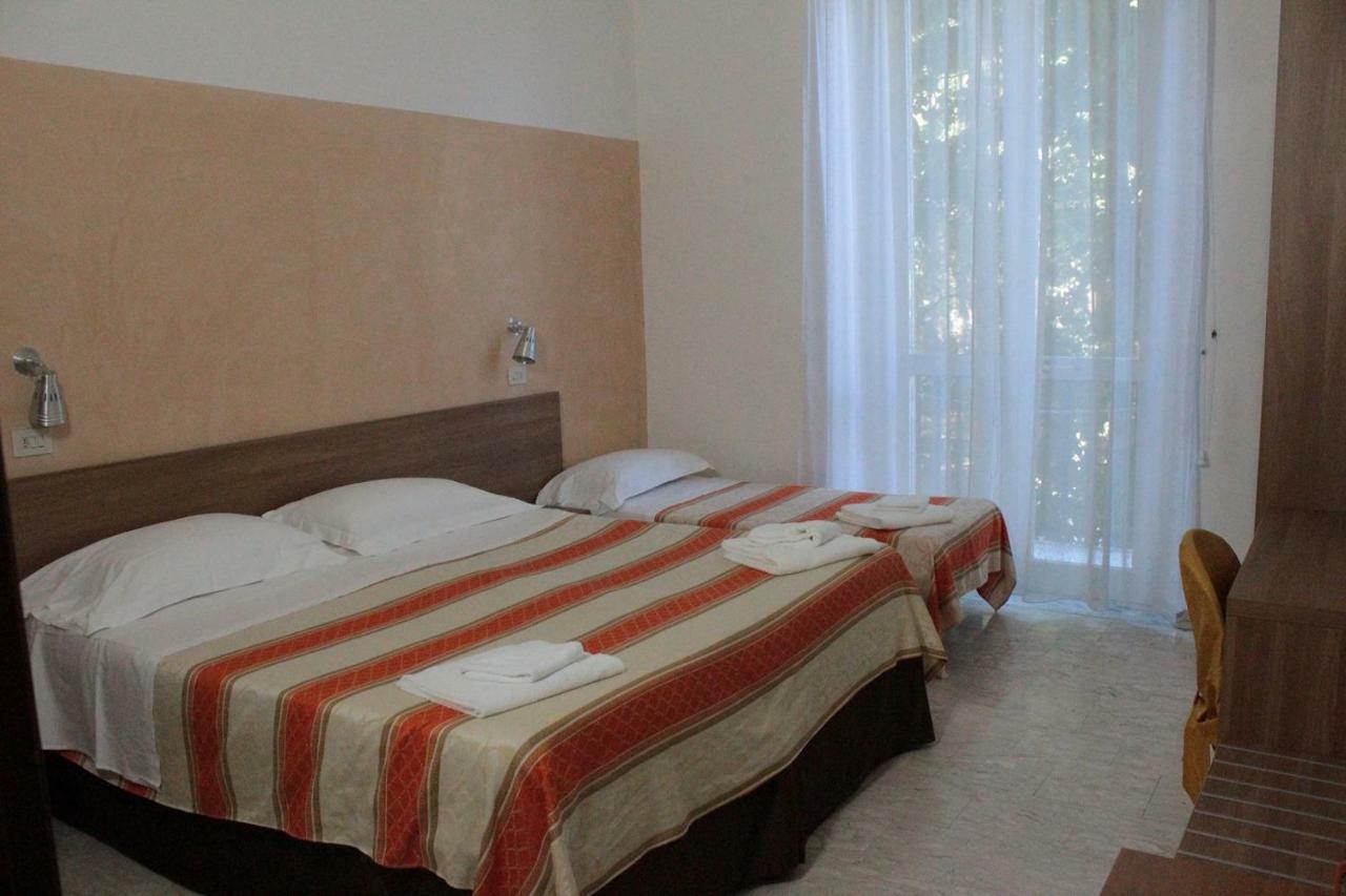 Hotel Derna Виареджо Экстерьер фото