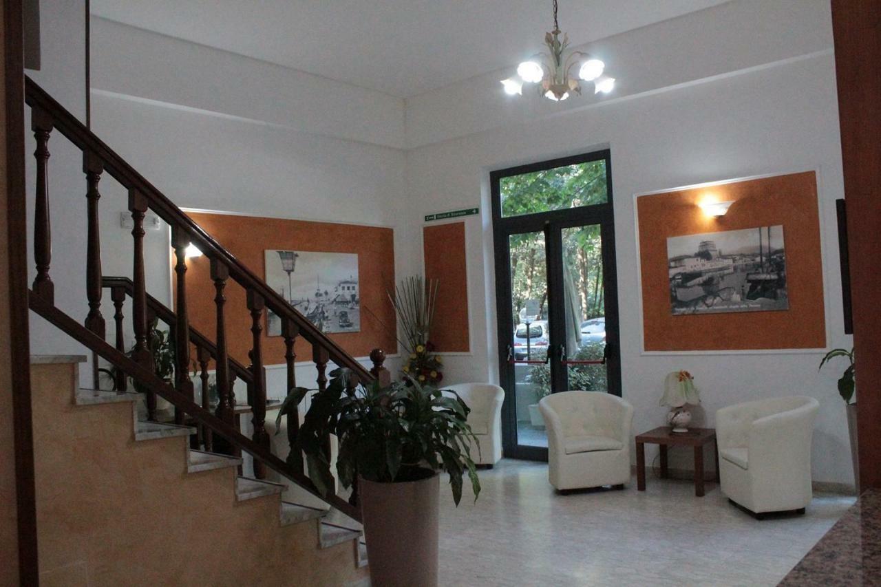 Hotel Derna Виареджо Экстерьер фото
