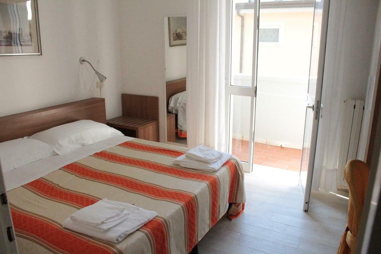 Hotel Derna Виареджо Экстерьер фото