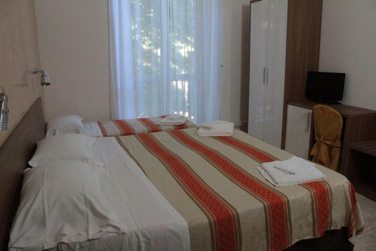 Hotel Derna Виареджо Экстерьер фото